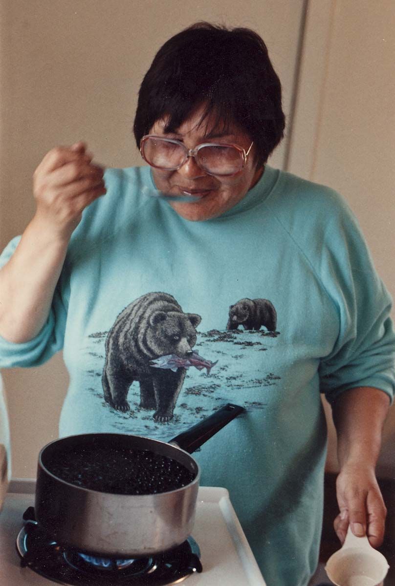 Woman cooking with crowberry